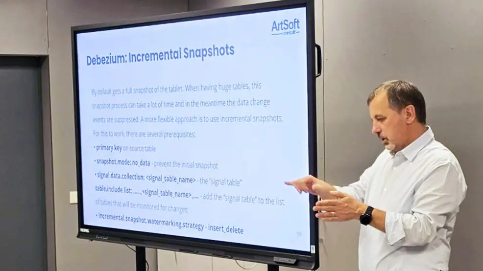 Sharing Expertise on Change Data Capture with Students